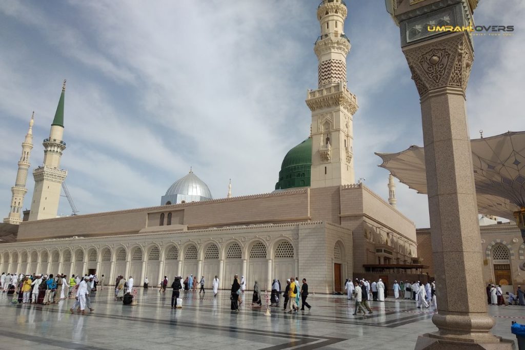 Comparing the VIP vs. Economy Umrah Packages